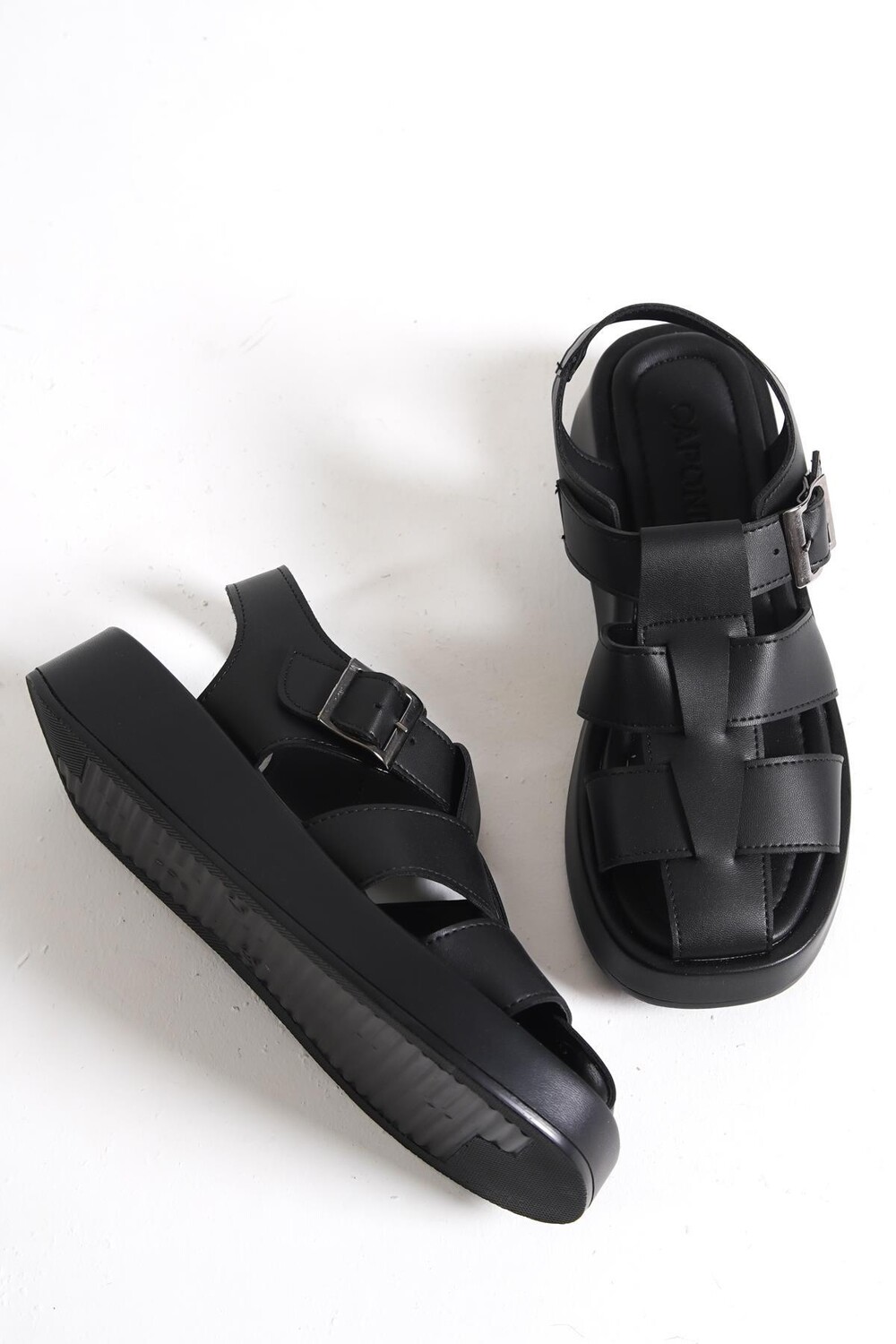 

Черные женские босоножки на платформе Capone Gladiator на танкетке с ремешками Capone Outfitters, черный