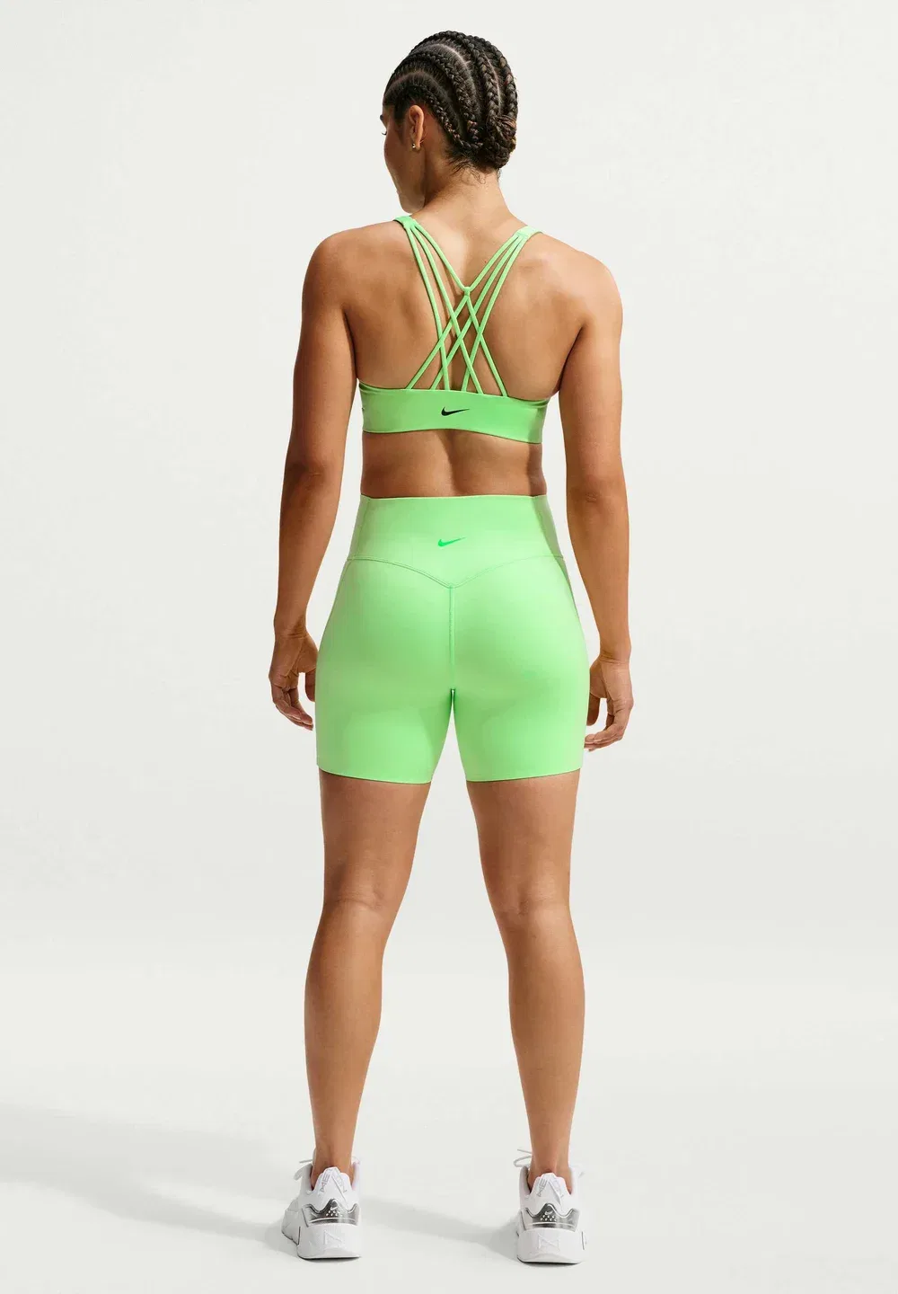 W nk df indy strappy bra - спортивный бюстгальтер со средней поддержкой Nike Performance, Illusion Green/Black — фото 3
