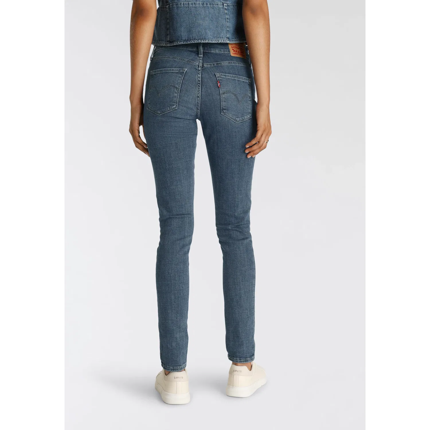 Женские узкие джинсы shaping skinny Levi's, Mid Blue Denim — фото 3