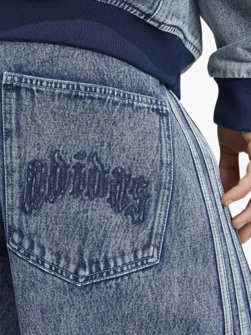 Джинсы с вышитым логотипом и боковыми полосками Adidas, синий — фото 3