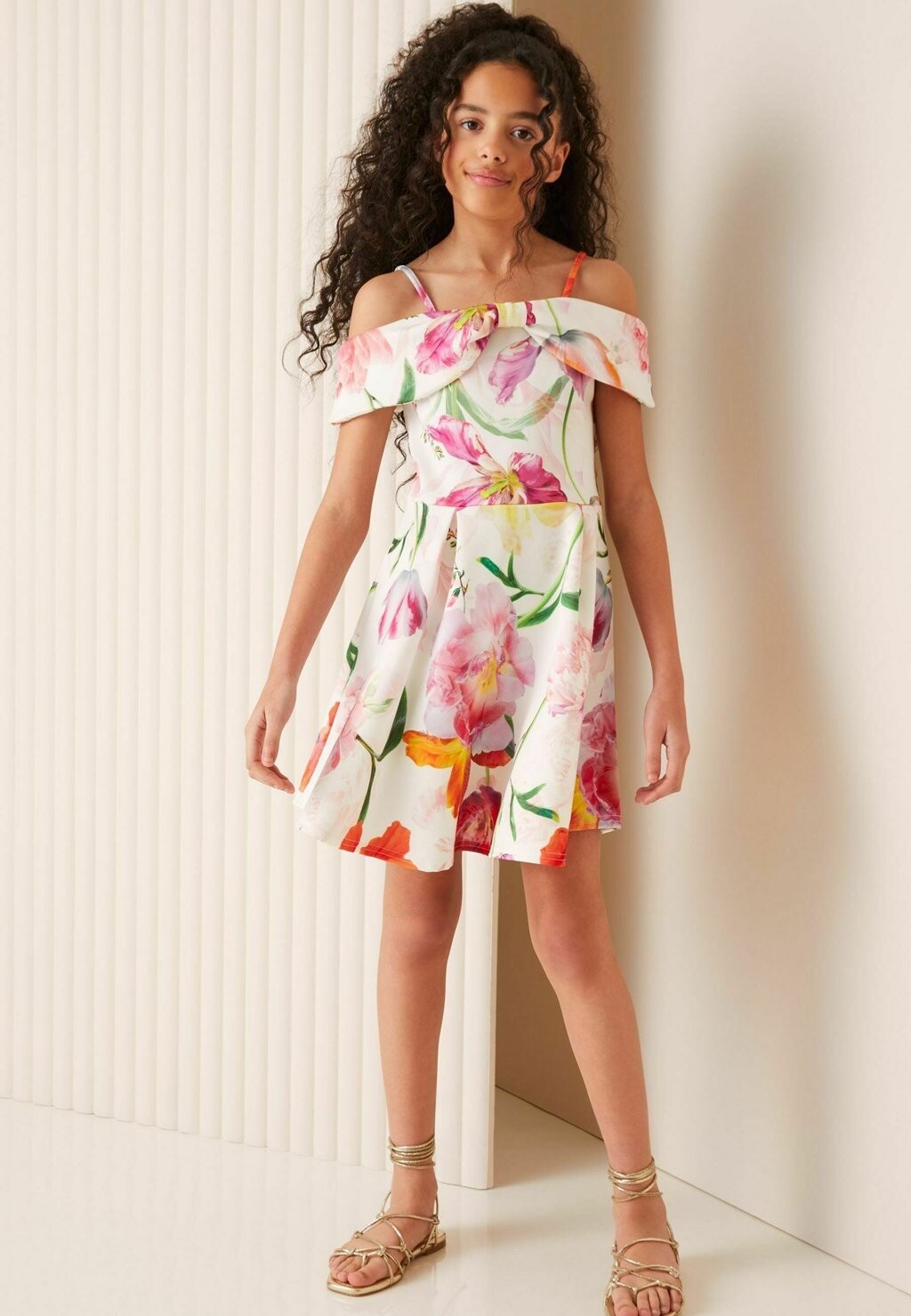 

Повседневное платье COLD SHOULDER BOW SKATER, REGULAR FIT Lipsy, белый