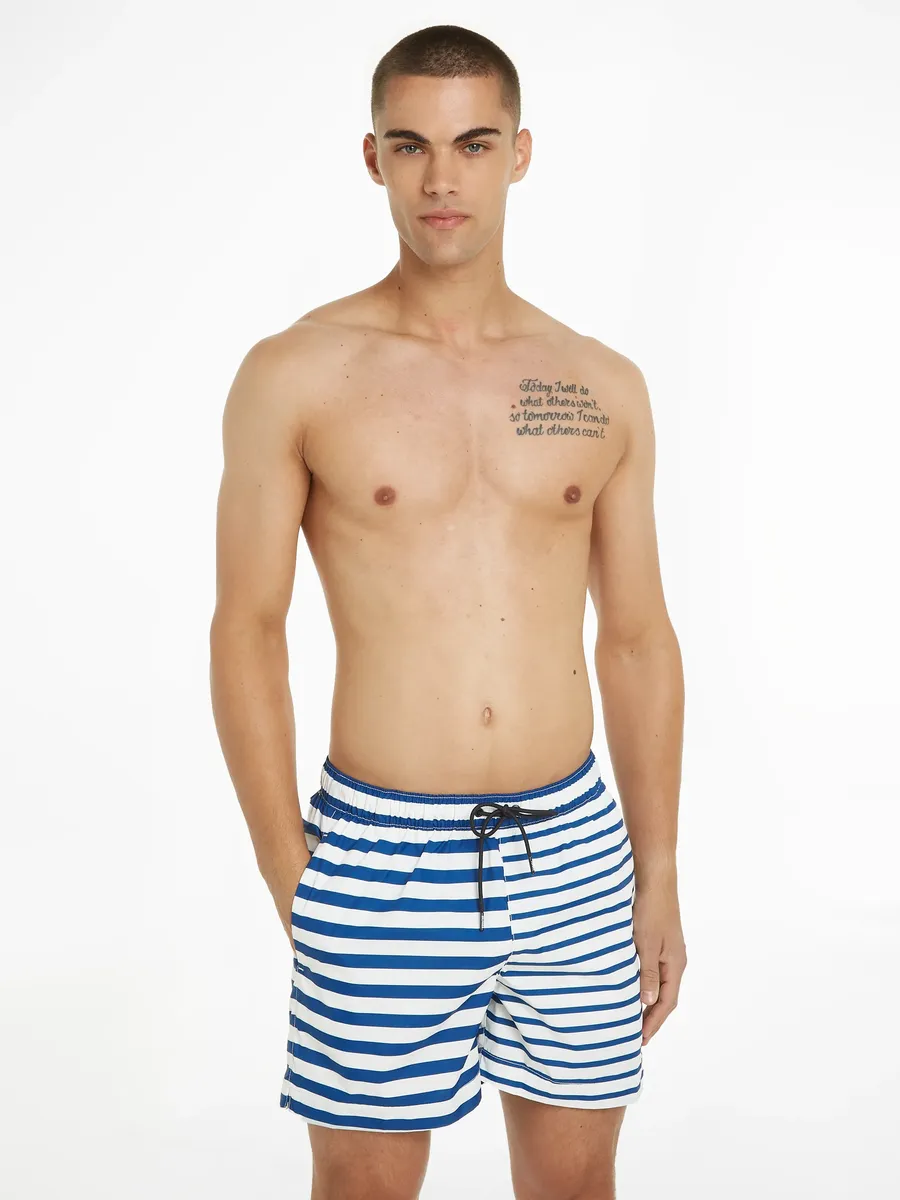 

Купальные шорты Tommy Hilfiger Swimwear "СРЕДНЯЯ КУЛИСКА С ПРИНТОМ", в полоску, цвет Breton Stripe Blocking