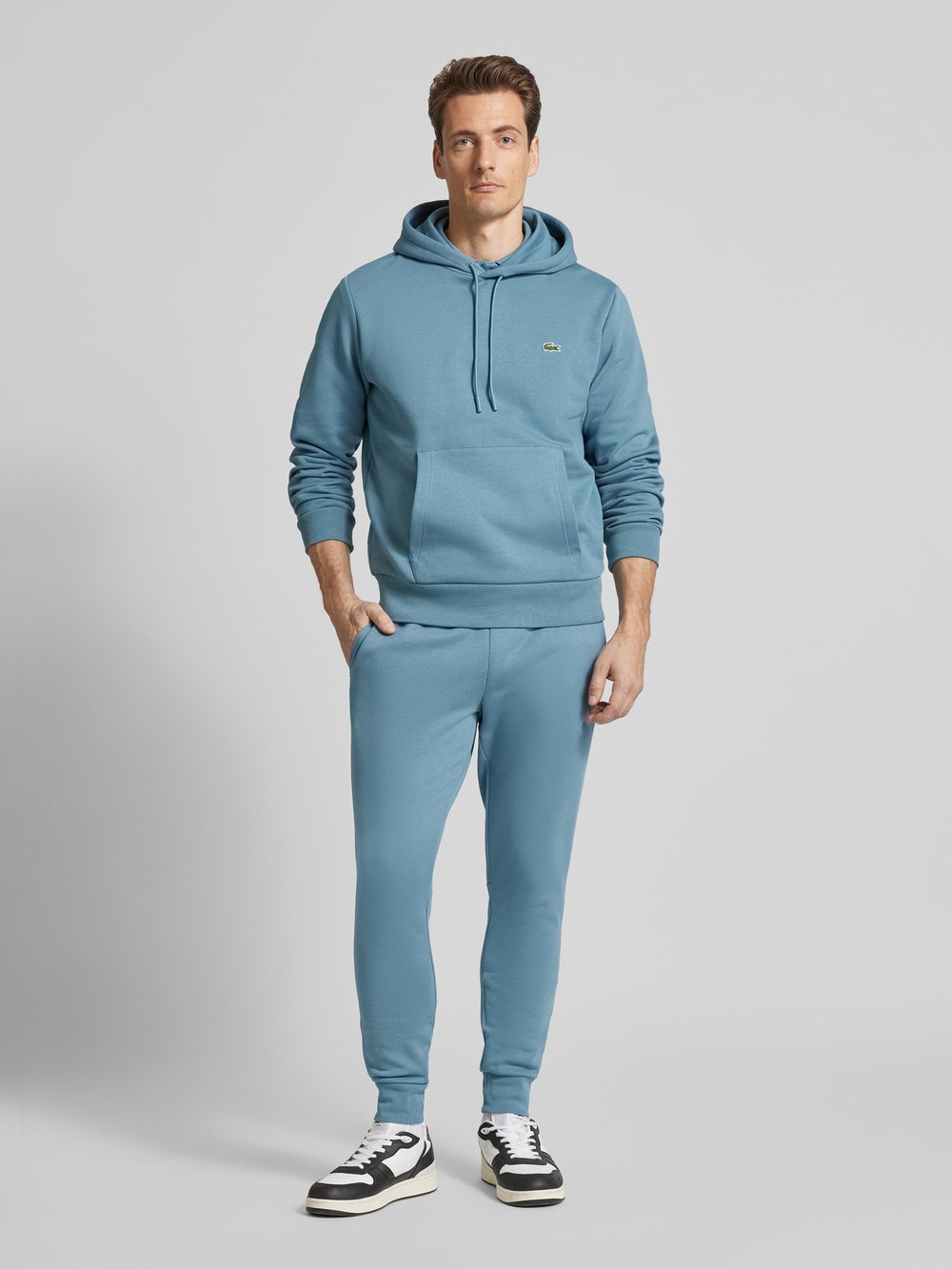 

Толстовка с капюшоном и значком на этикетке Lacoste