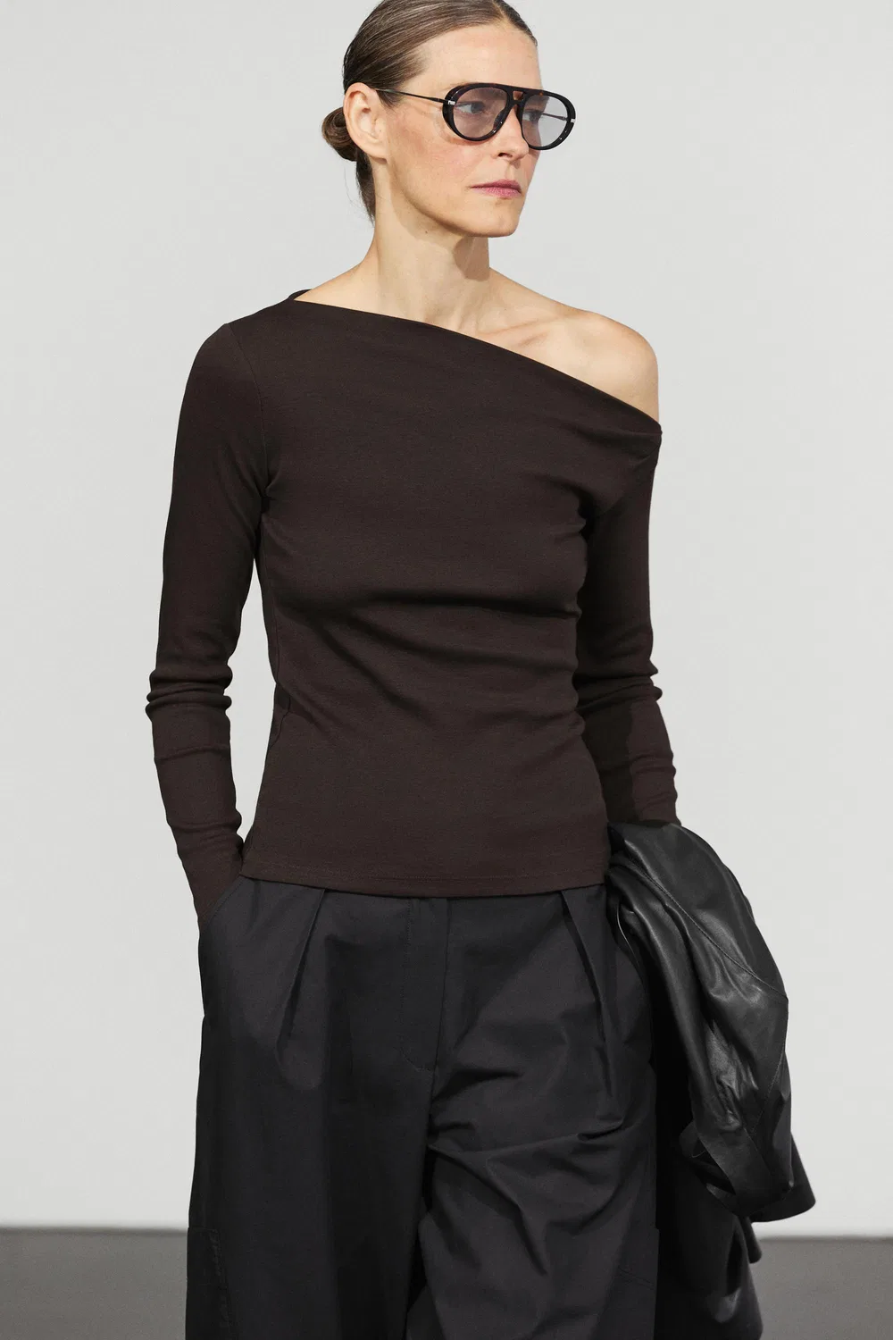 Лонгслив Massimo Dutti Draped Shoulder Detail, коричневый