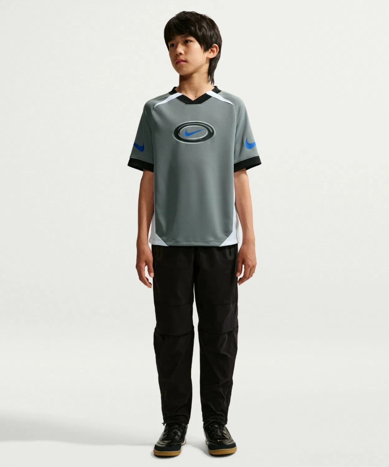 Детская футболка с коротким рукавом Dri-FIT Nike Multi Big Kids' (Boys') Dri-FIT Short-Sleeve Top, Smoke Grey — фото 4