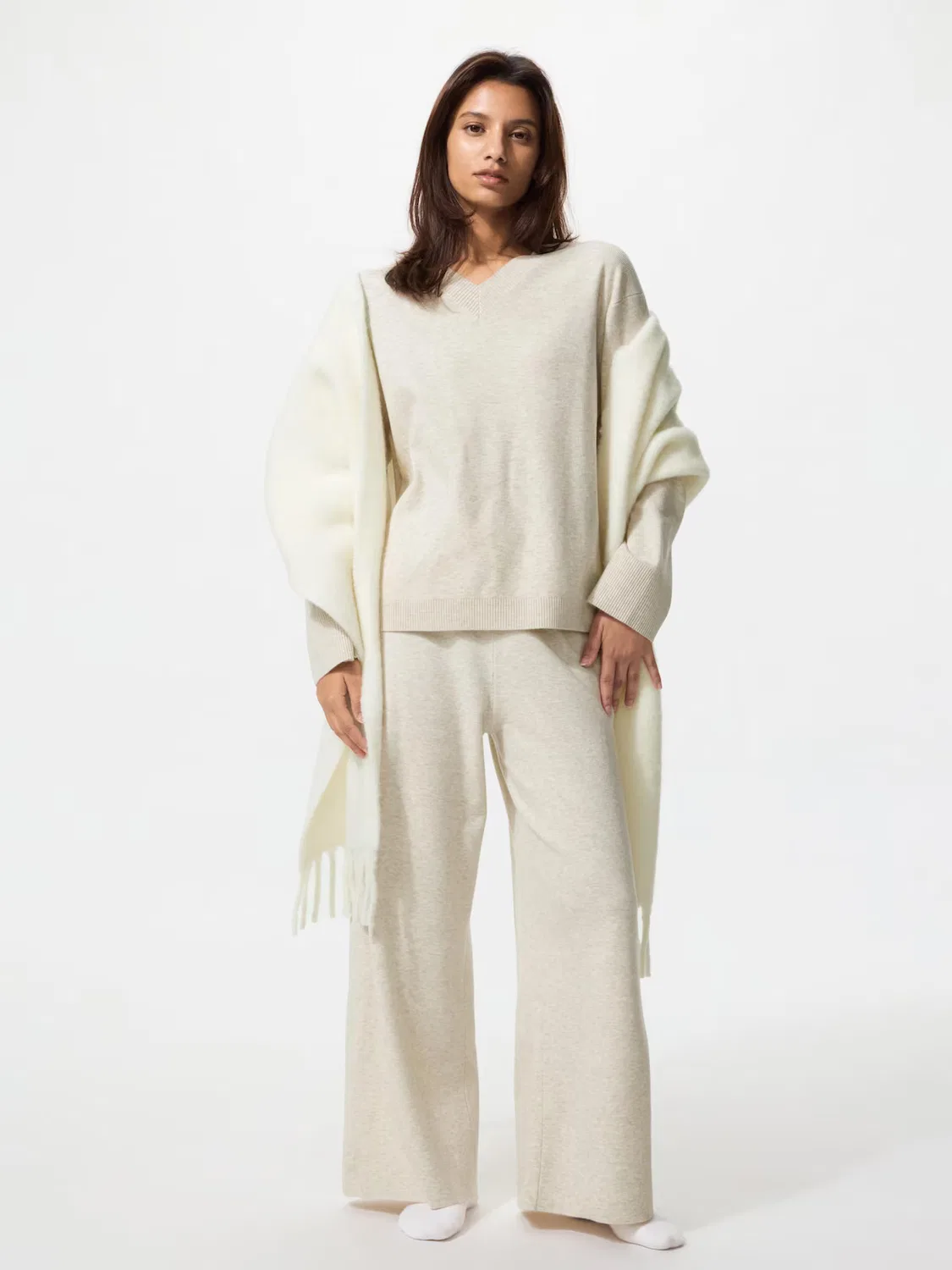 Трикотажные брюки Uniqlo, короткие, кремовый