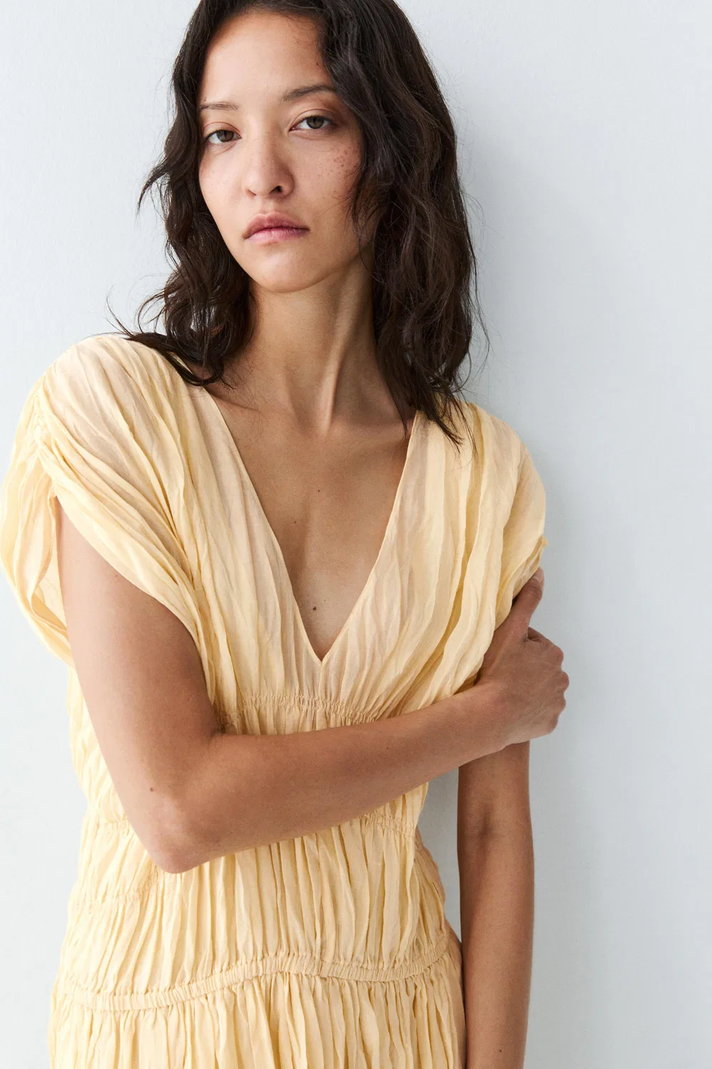 Струящееся платье миди со сборками Massimo Dutti, желтый — фото 2
