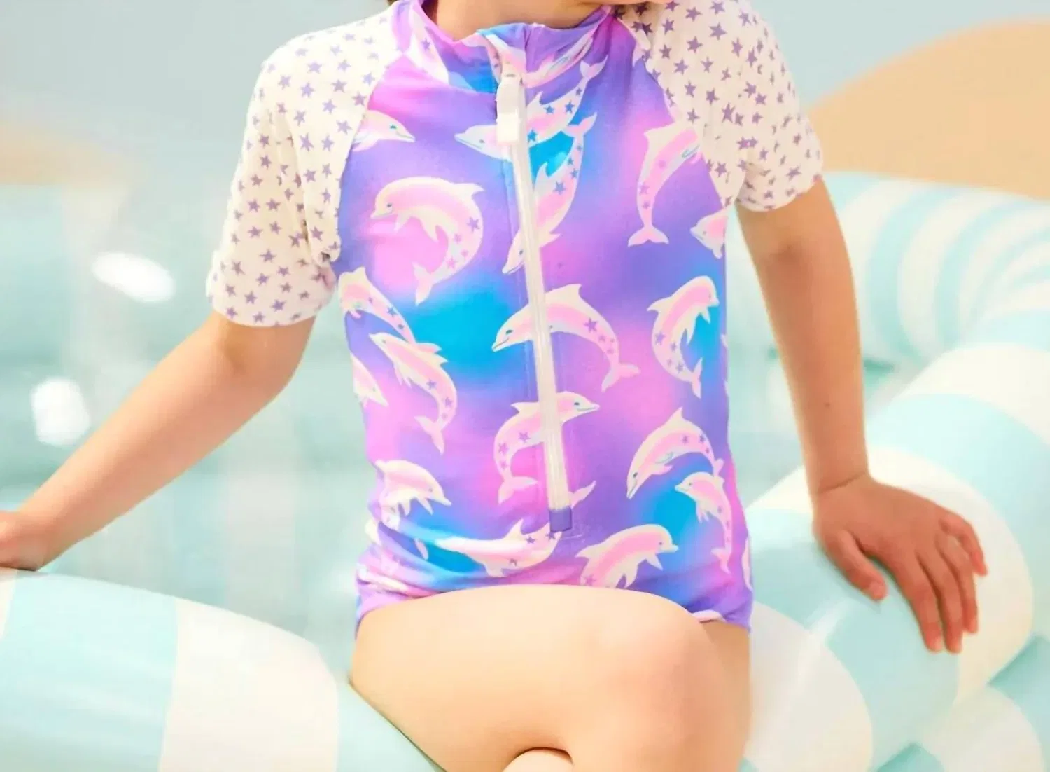 Детский слитный купальник для девочек с защитой UPF 50+ Airbrush Dolphins Hatley, фиолетовый — фото 2