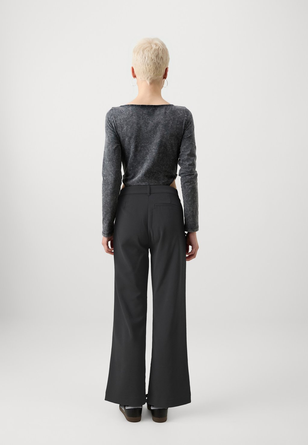 

Брюки STRAIGHT PETITE TROUSERS Gina Tricot Petite, черный
