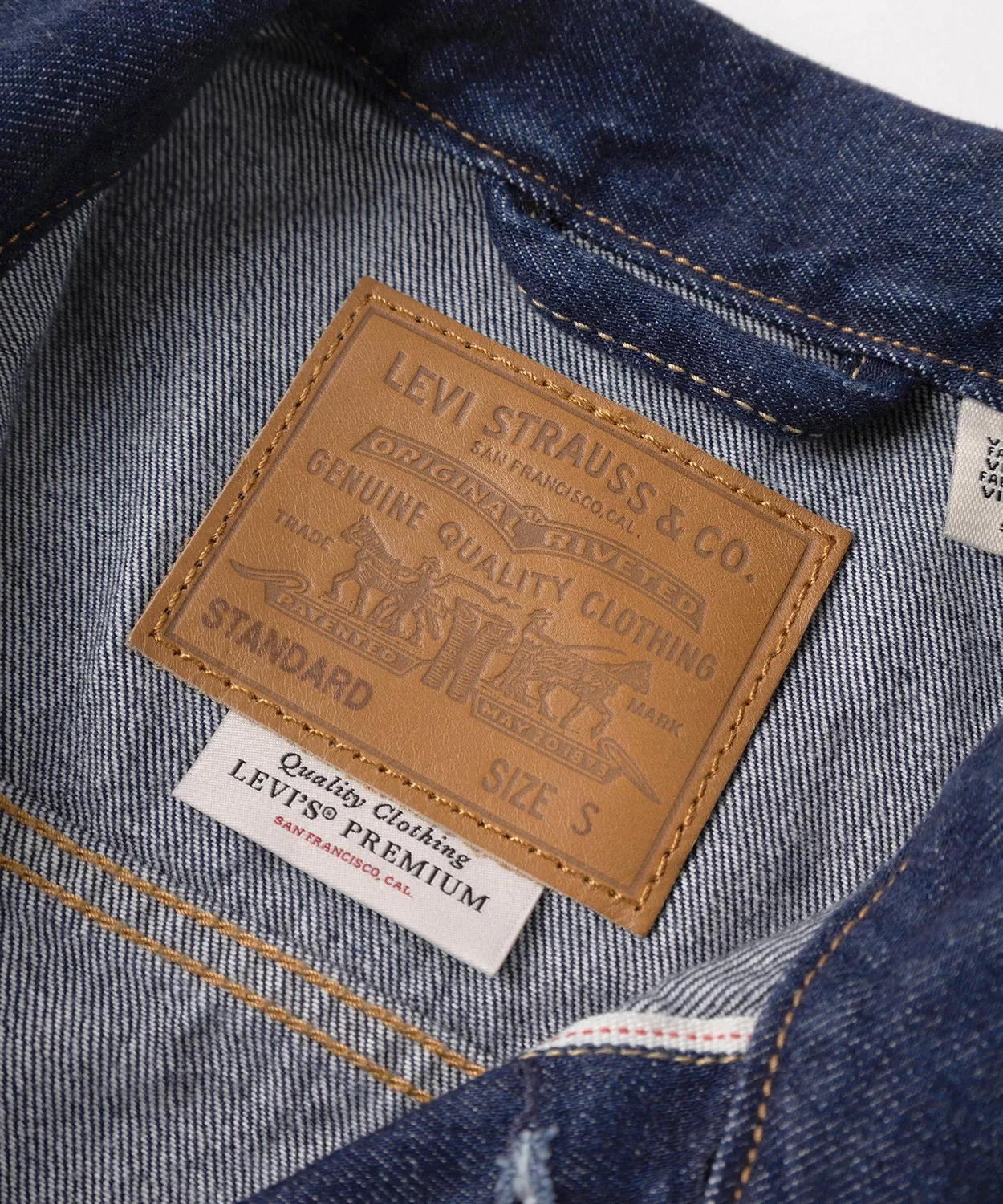 Джинсовая куртка-тракер с селвидж-денимом Levi's Standard Fit Type III, Indigo Blue — фото 4