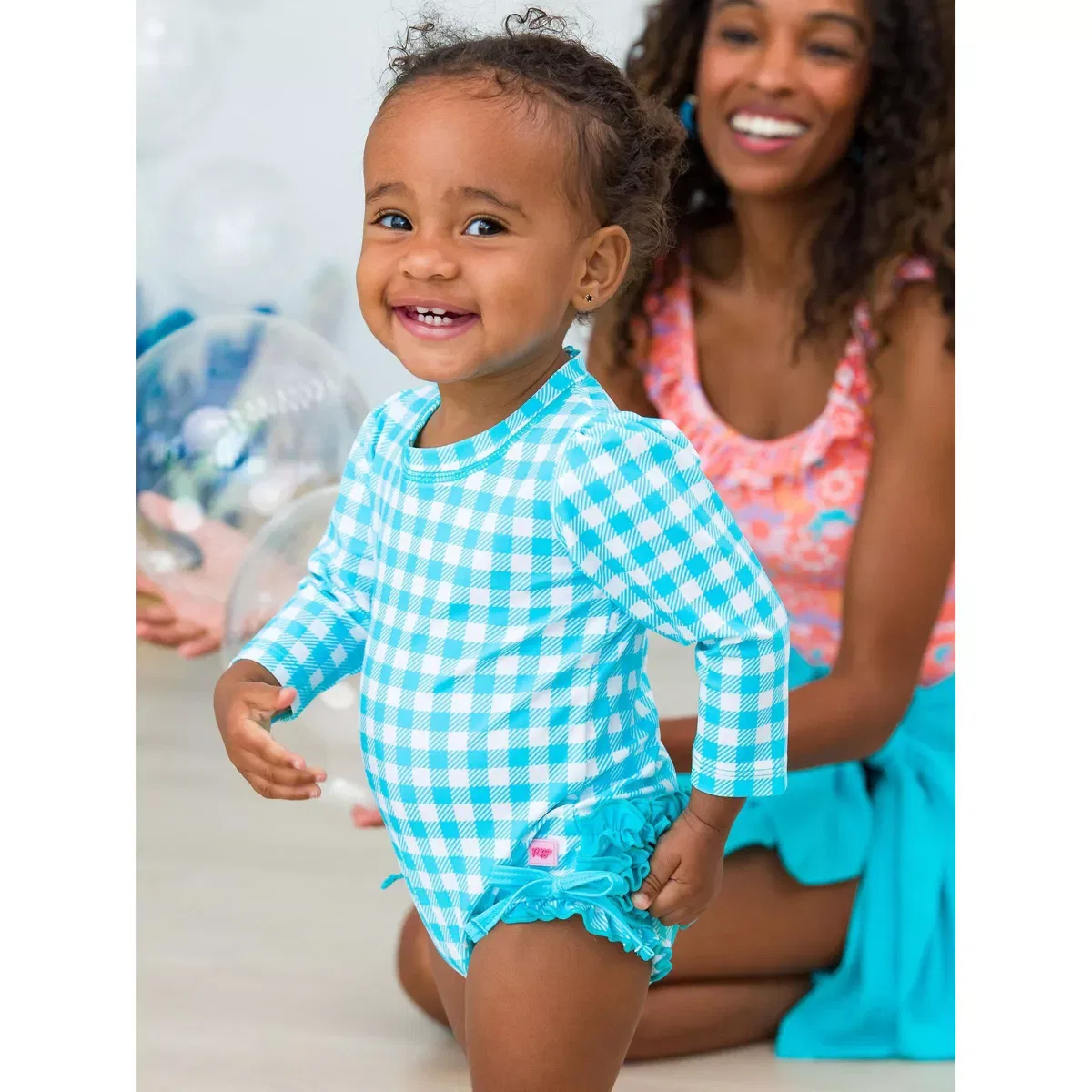 Детское платье-рашгард для девочек с принтом RuffleButts, Bright Aqua Gingham — фото 4