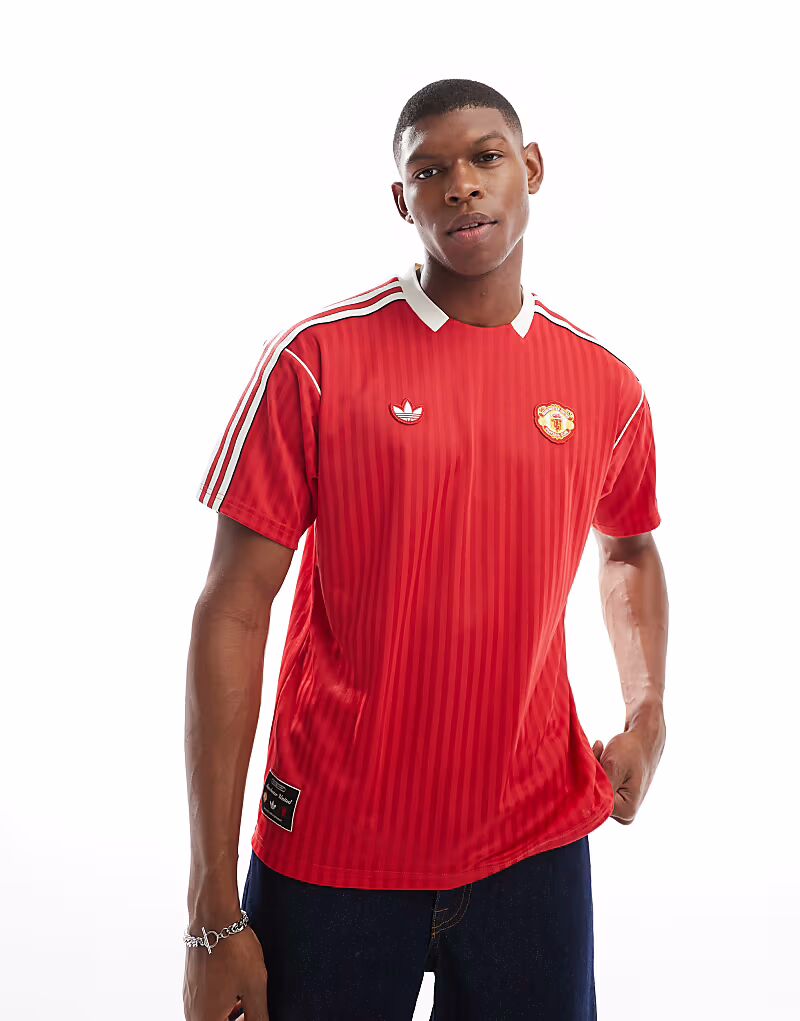 

Футболка Adidas Football Manchester United Icons красного цвета