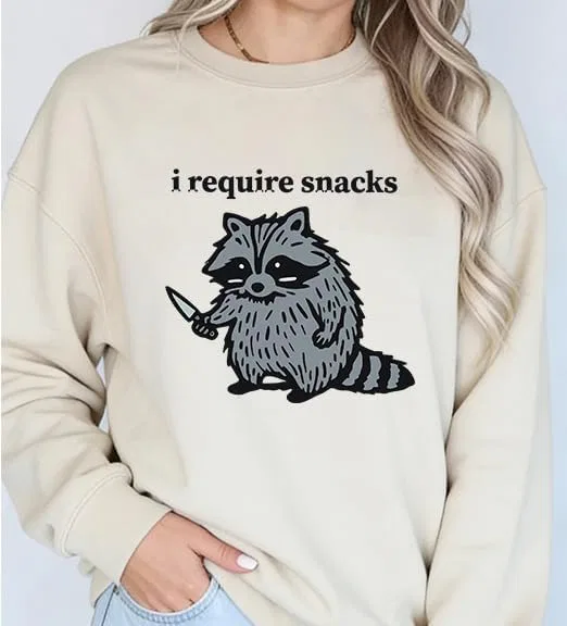 Женское худи с принтом I Require Snacks Raccoon, хаки — фото 3