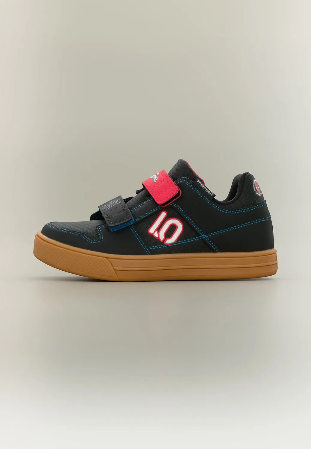 Детские походные ботинки Freerider vcs dsn унисекс Adidas Terrex, Core Black/Pure Ruby/Bright Blue
