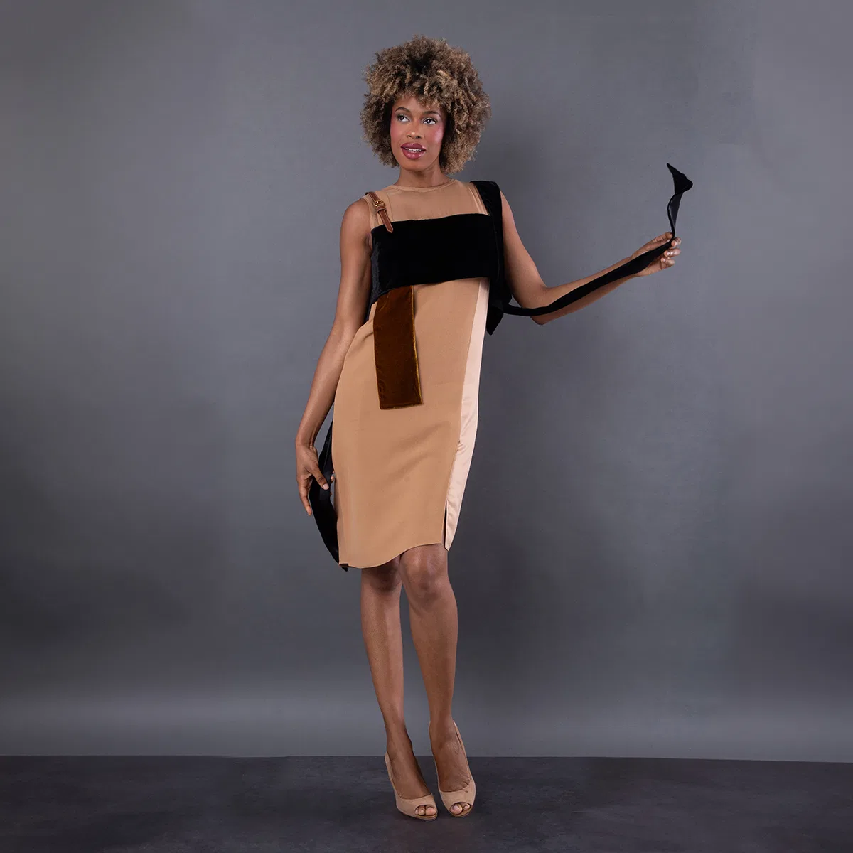 Платье для коктейля и вечеринок из шелка и бархата Silk And Velvet Strap Detail Dress Burberry, Biscuit — фото 2