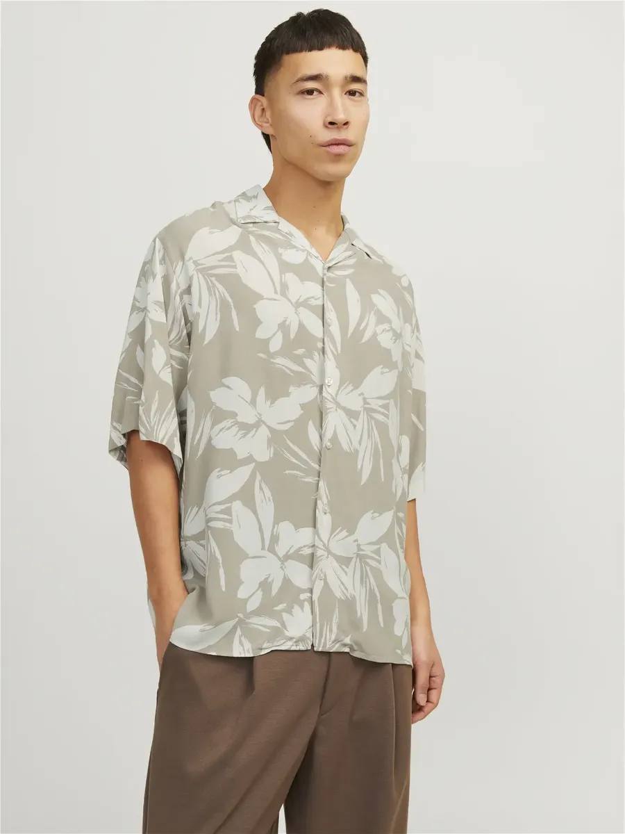 

Гавайская рубашка Jack & Jones "JJEJEFF AOP RESORT SHIRT SS SN", цвет Crockery
