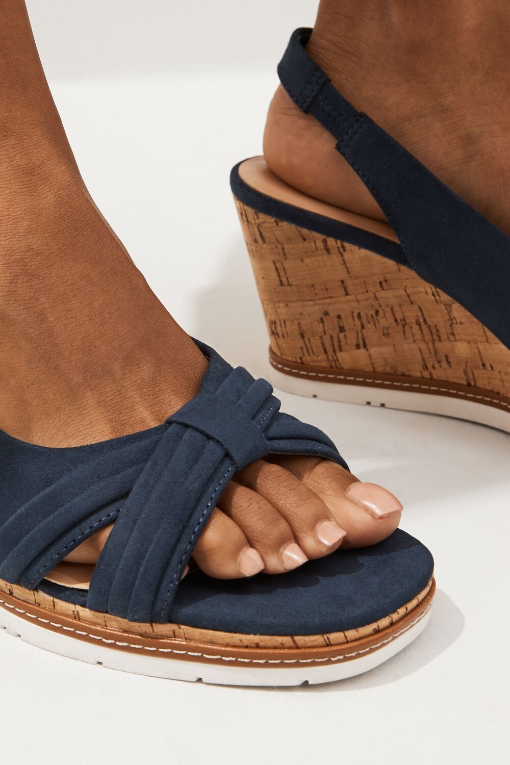 Босоножки Forever Comfort на пробковой танкетке с бантом Next, синий — фото 2