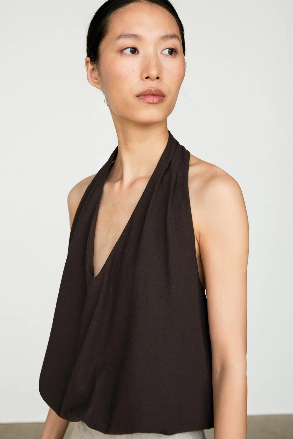 Топ Massimo Dutti с завязками на шее и эластичным низом, коричневый — фото 2