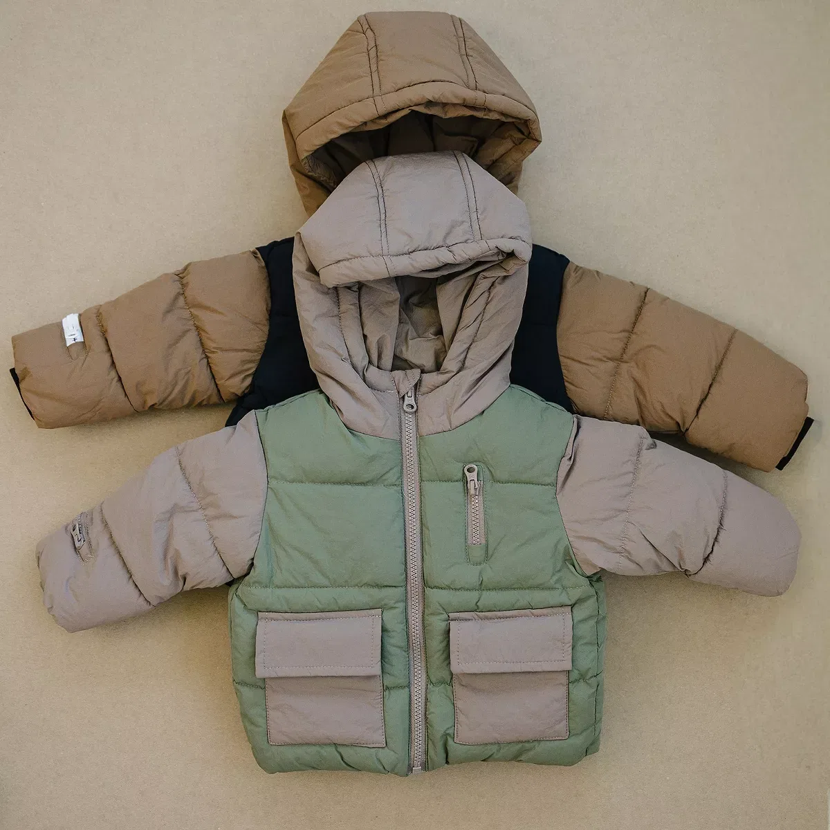 Детское пальто-пуховик для мальчиков цветочный принт Blaze Color Block Hooded Puffer Olive + Scout, Green — фото 2