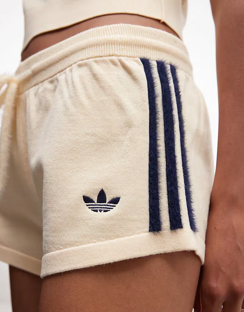 Вязаные шорты Adidas Originals, кремовый — фото 4