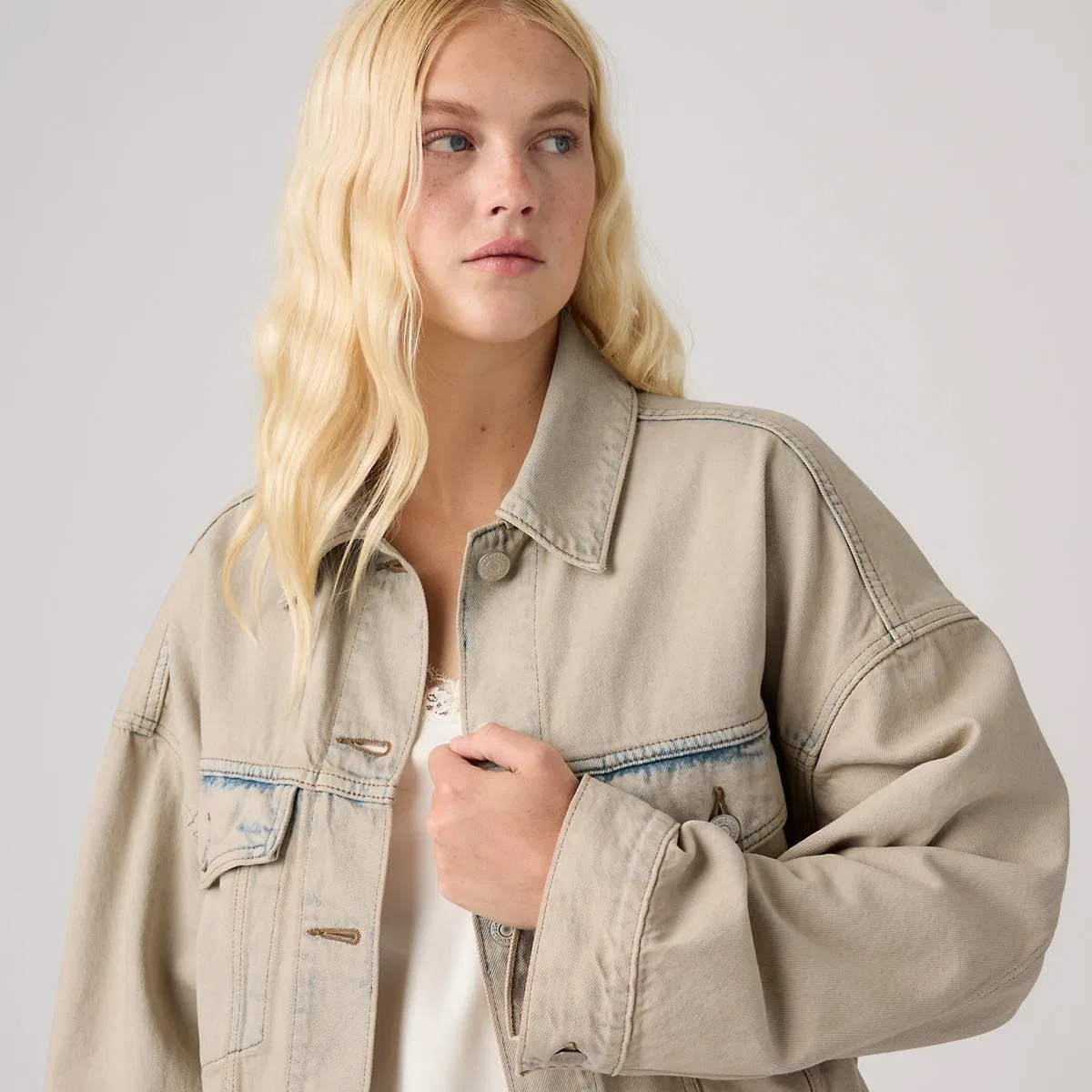 Свободная укороченная куртка-бомбер Levi's, New Hire Trucker - Light Wash — фото 2