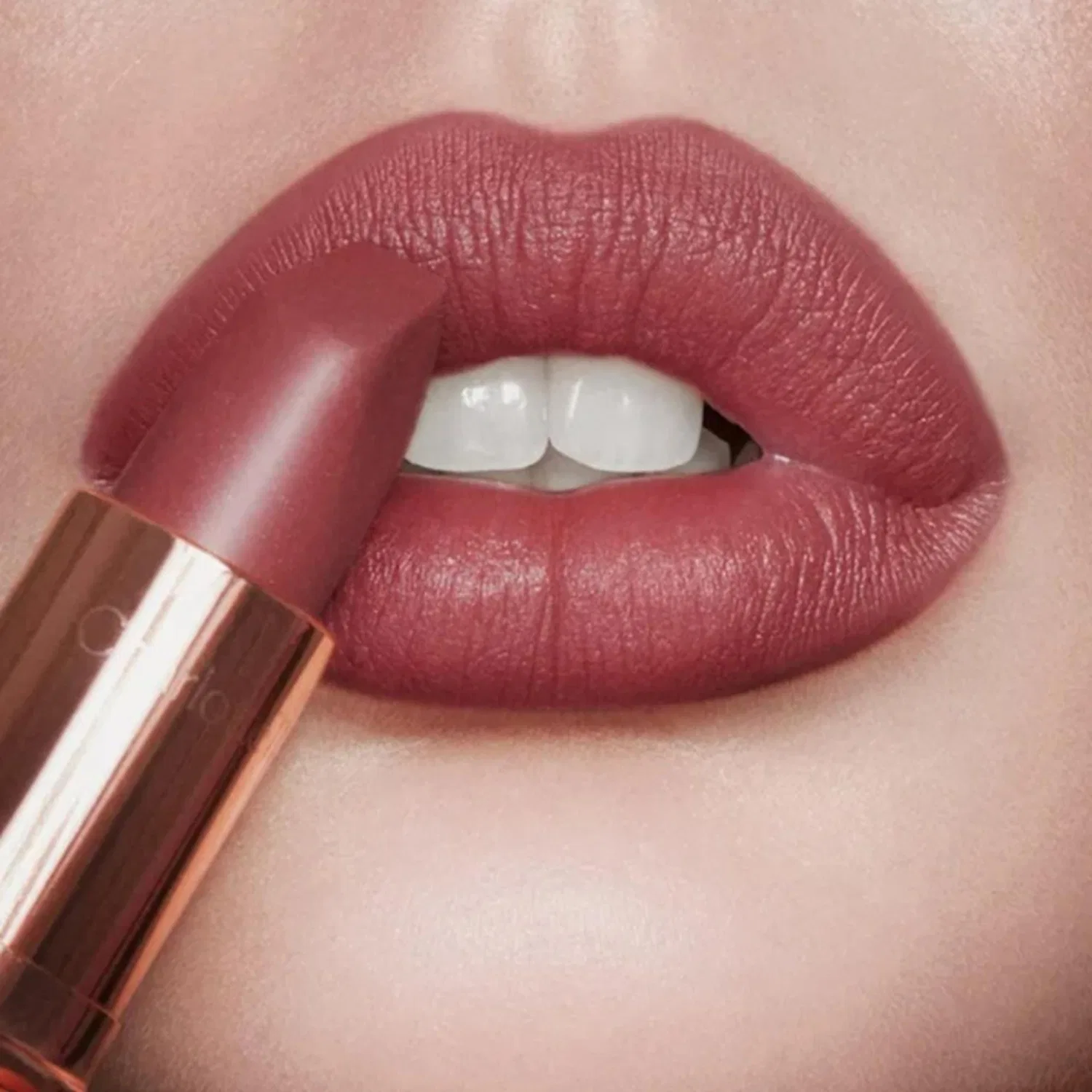 Помада матовая Charlotte Tilbury Matte Revolution, Pillow Talk Medium — фото 4