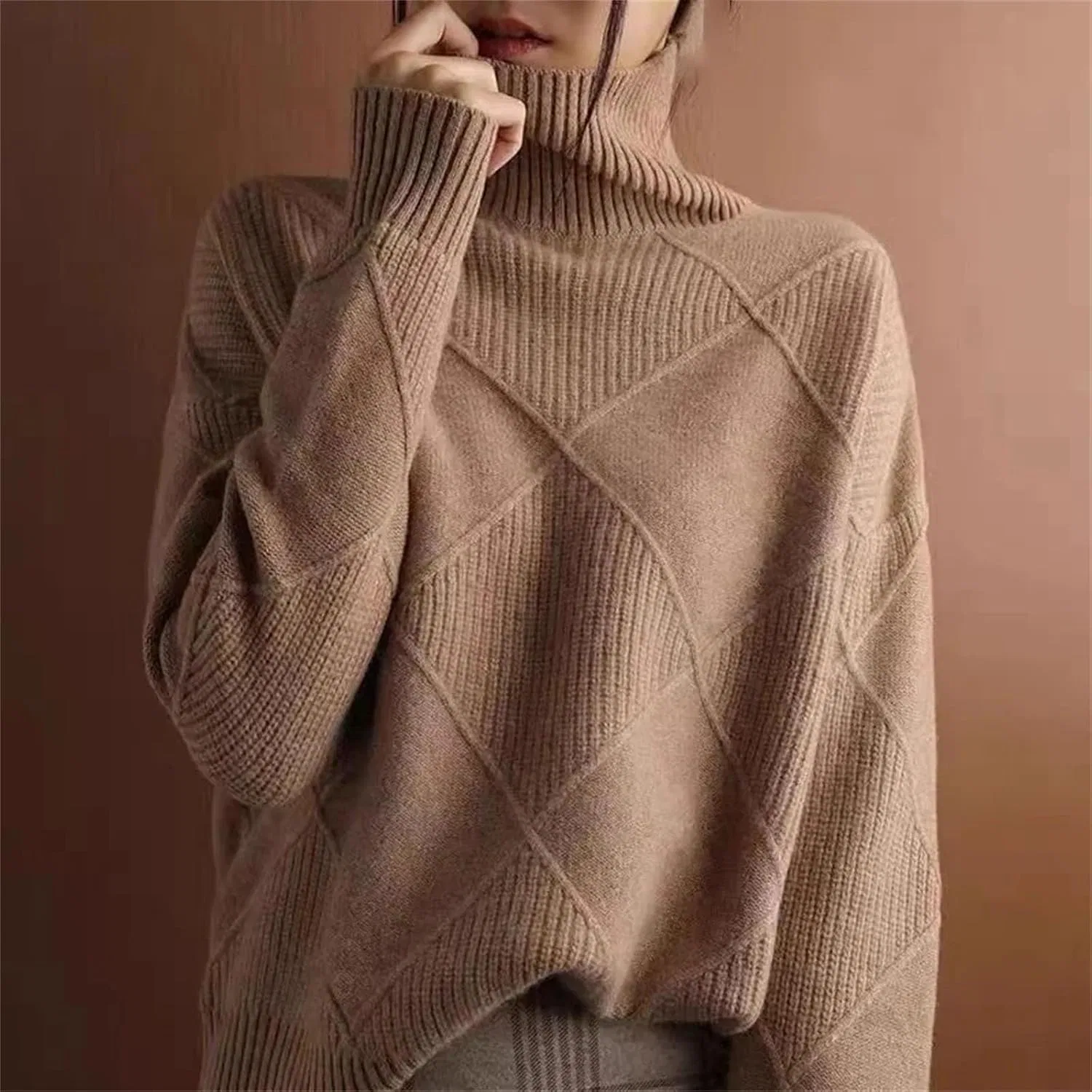 Женский свитер с высоким воротом Diamond Wool, бежевый — фото 4