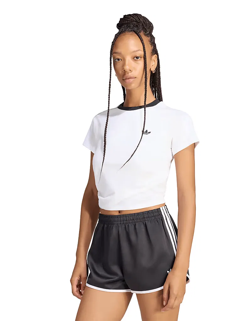 Футболка Adidas Originals x Jennie, белый, надетая поверх другой одежды