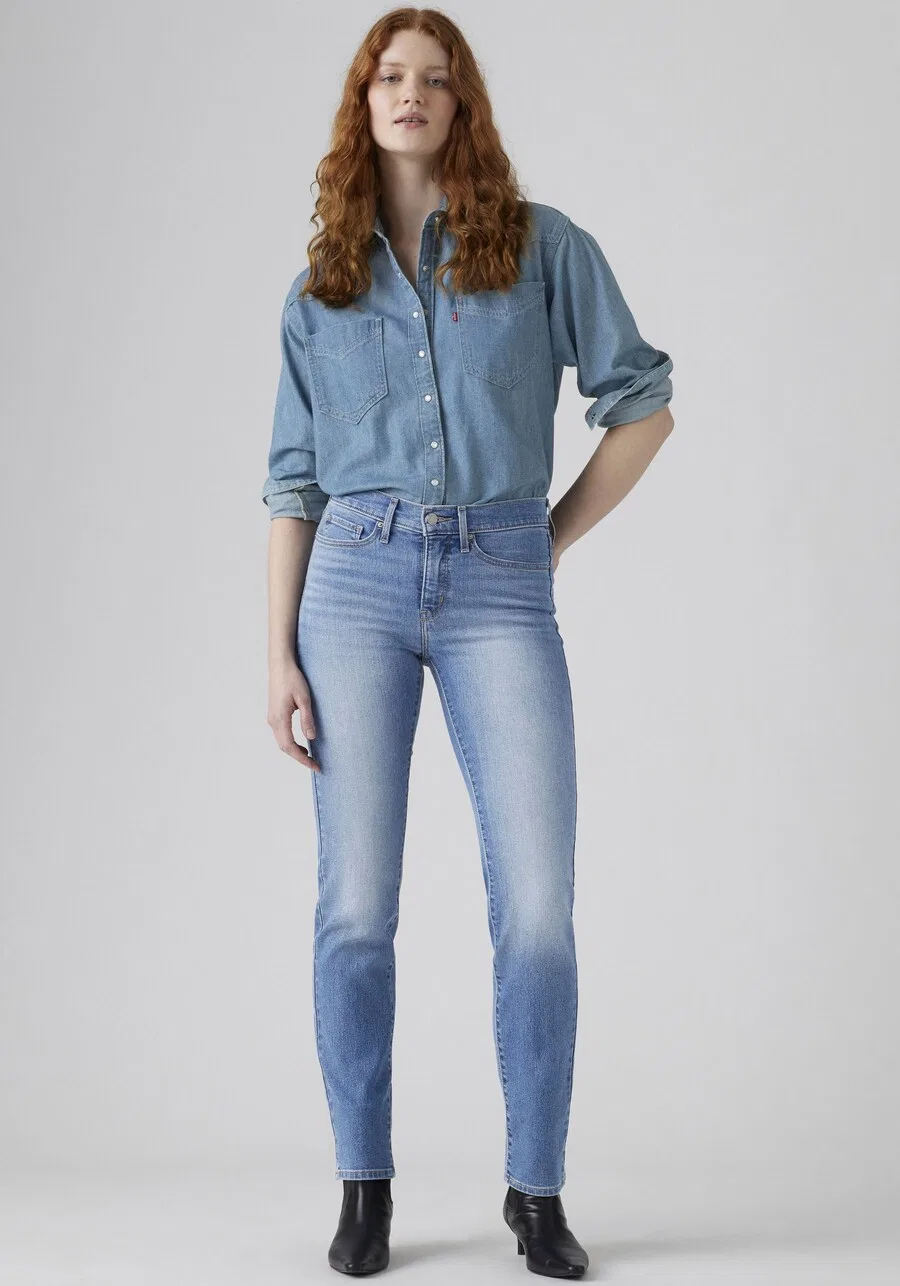Джинсы LEVI'S Slim fit '314 Shaping Straight' синего цвета — фото 2