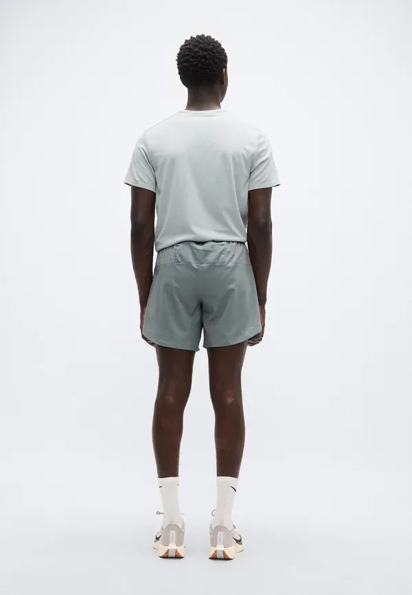 Шорты 2 в 1 Nike Performance Stride, дымчато-серый/серебристый — фото 3