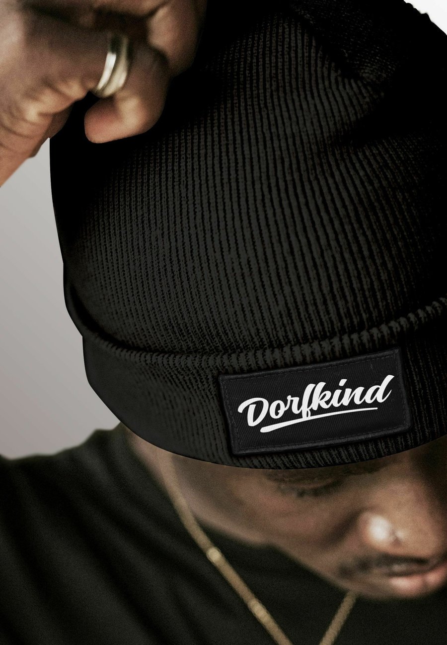 

Шапка MoonWorks PATCH MIT SPRUCH DORFKIND AUFDRUCK LUSTIG, Schwarz/Black