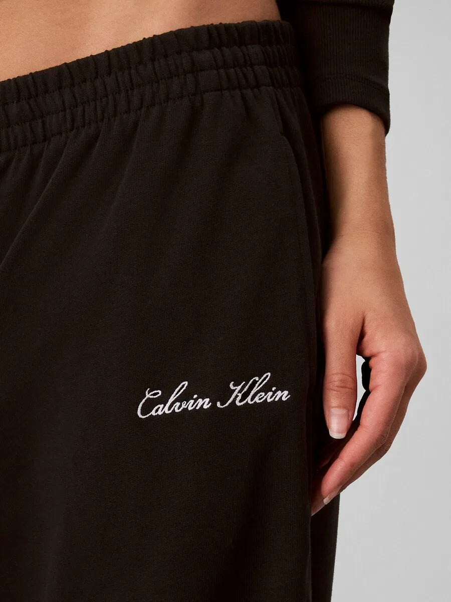 Зауженные брюки Calvin Klein со складками спереди, черные — фото 3