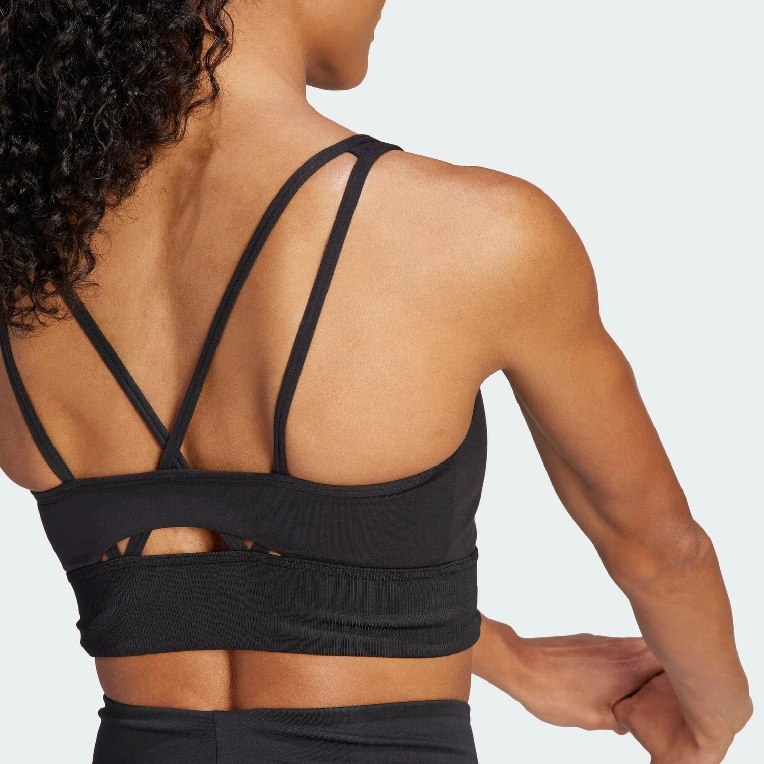 Женский спортивный бюстгальтер со средней поддержкой Essentials Medium-Support Adidas, Schwarz — фото 4