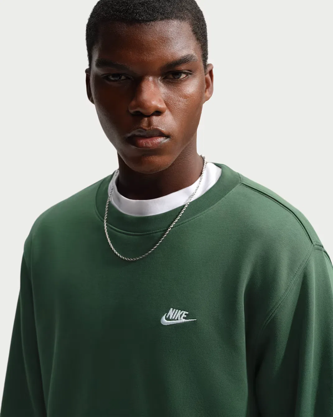 Мужская флисовая футболка с круглым вырезом Nike Club, Fir/White — фото 3