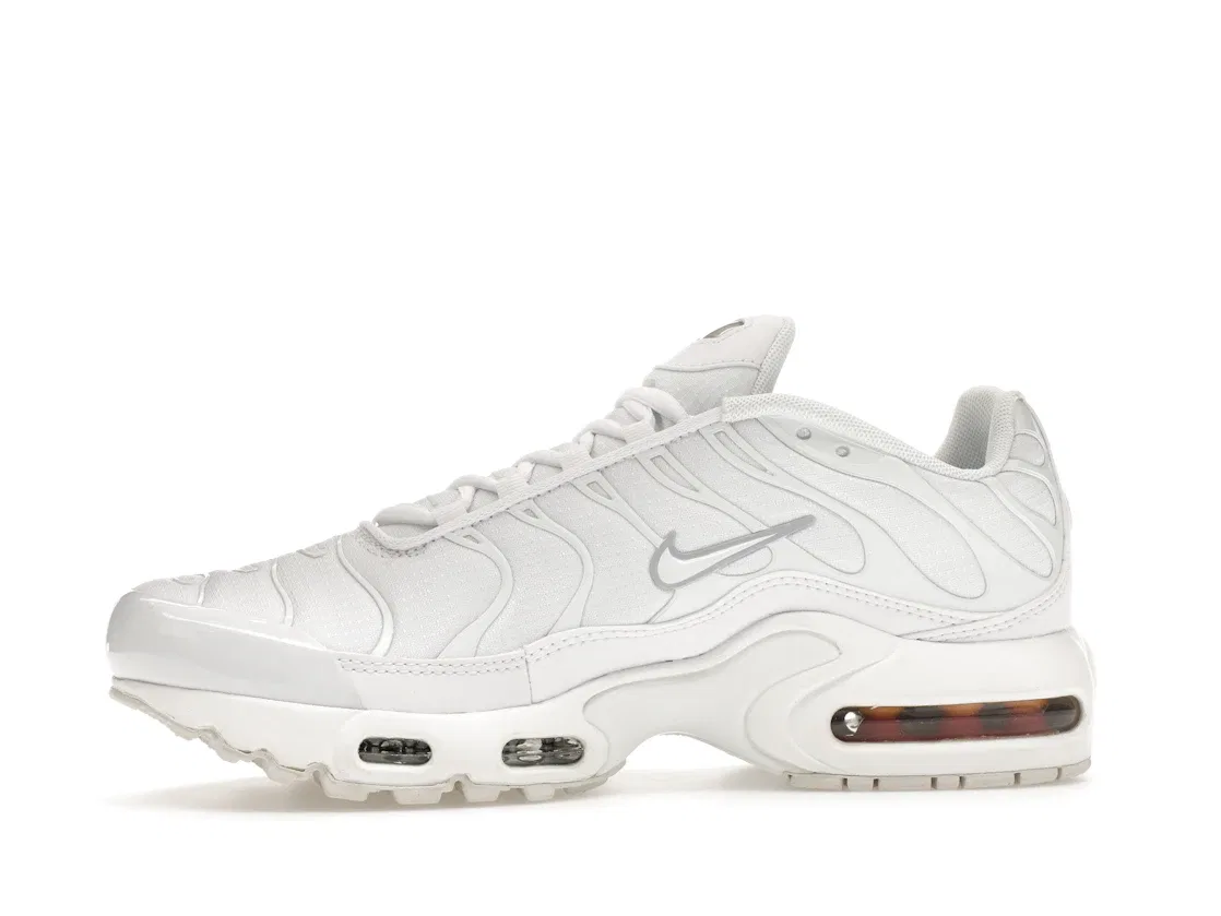 Детские кроссовки Lifestyle с технологией Tuned Air Nike Air Max Plus, White/Metallic Silver-White — фото 3