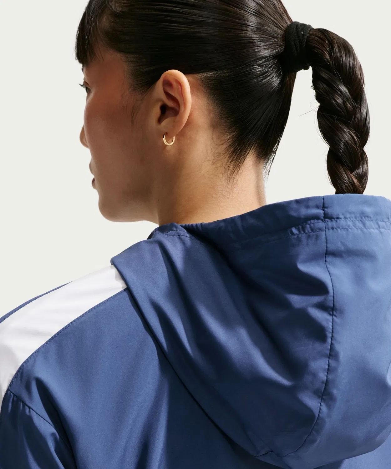 Женская куртка с капюшоном из полиэстера NIKE NSW Essential UV Woven Hooded Jacket, Blue Grey — фото 3