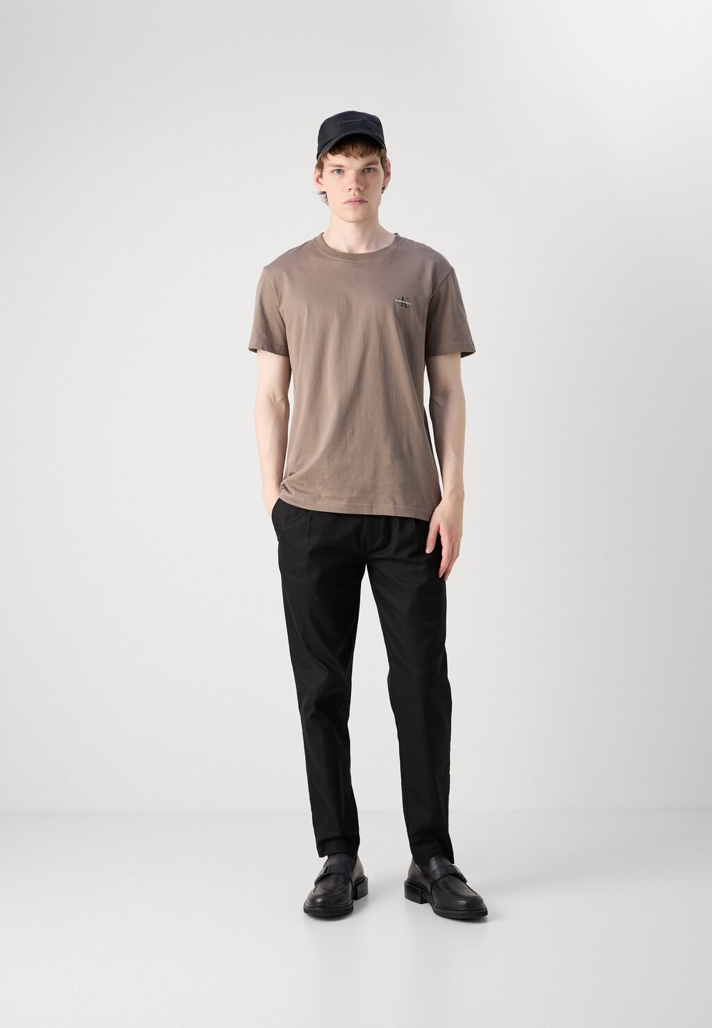 

Простая футболка MONOLOGO Calvin Klein, цвет Brown/Bright White