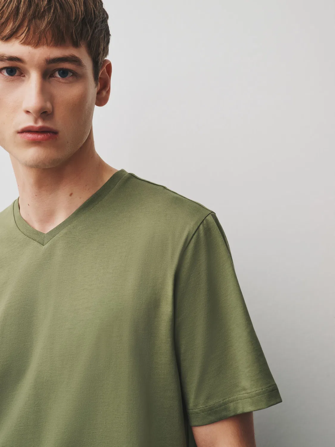 Футболка V-образный вырез Regular Fit Essential Next, зеленая — фото 4