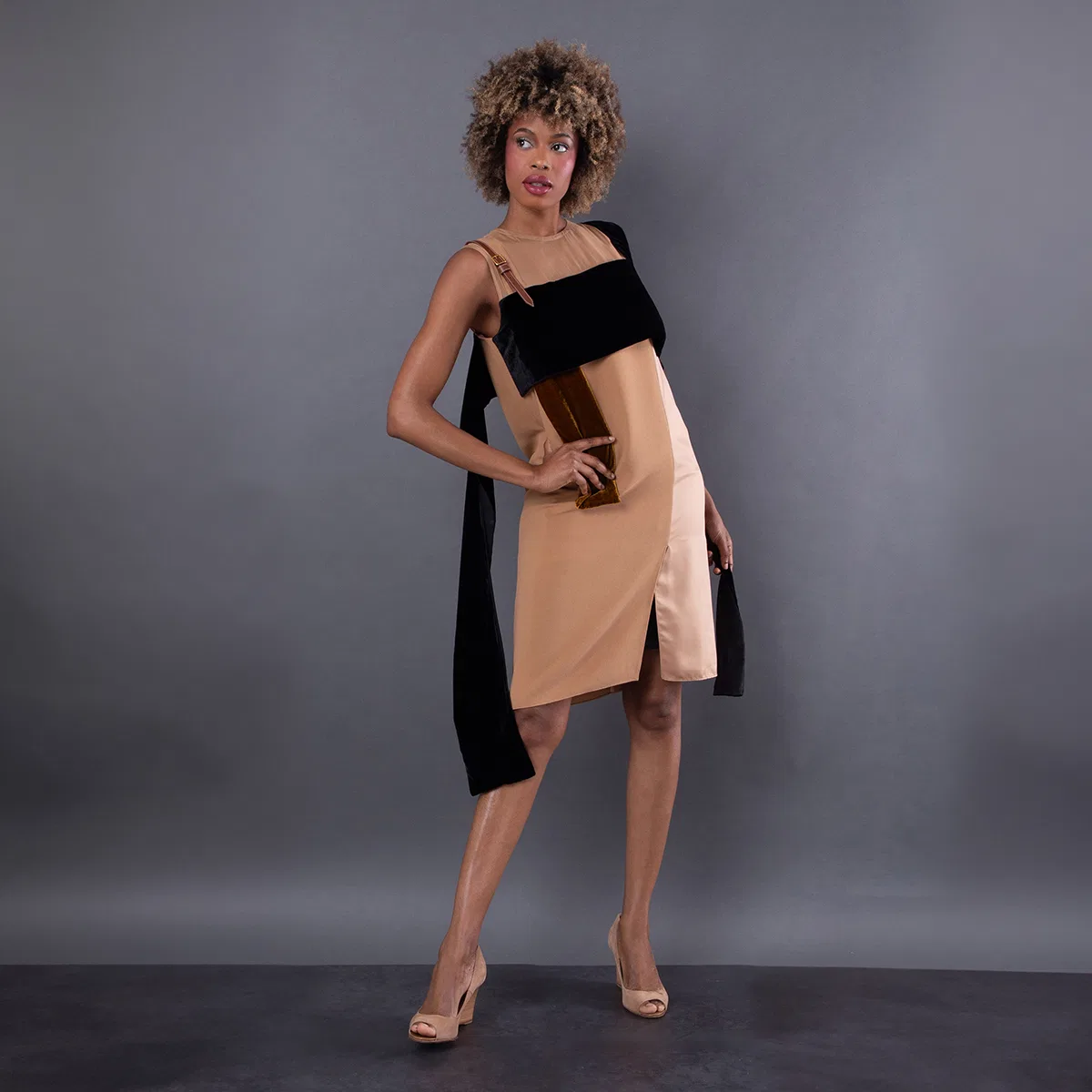Платье для коктейля и вечеринок из шелка и бархата Silk And Velvet Strap Detail Dress Burberry, Biscuit — фото 3