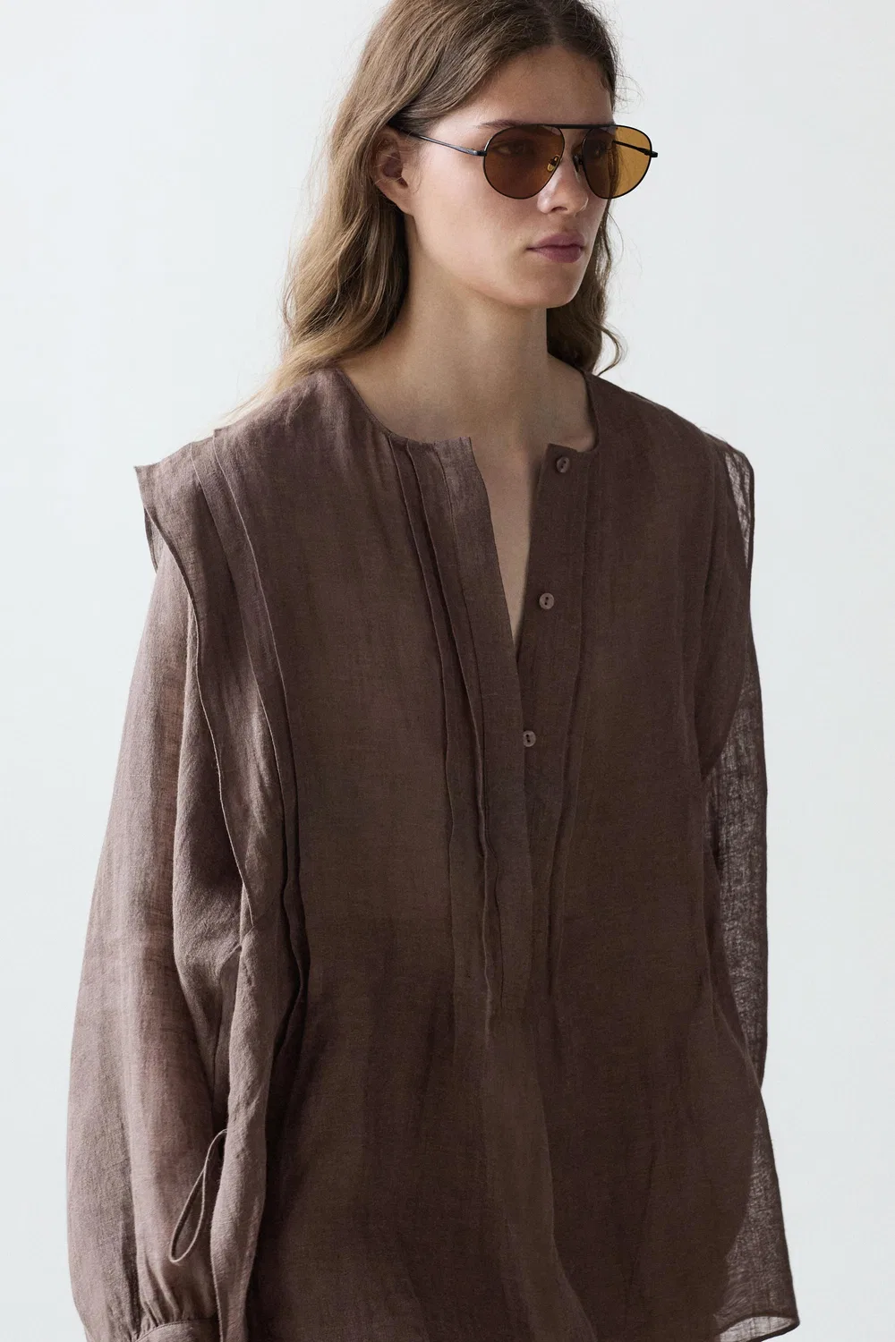 Свободная льняная блузка оверсайз с оборками Massimo Dutti, коричневый — фото 2