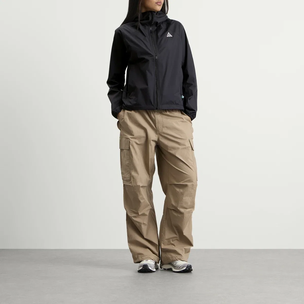 Женская ветрозащитная куртка Nike ACG Phantazma, Black & Summit White — фото 4