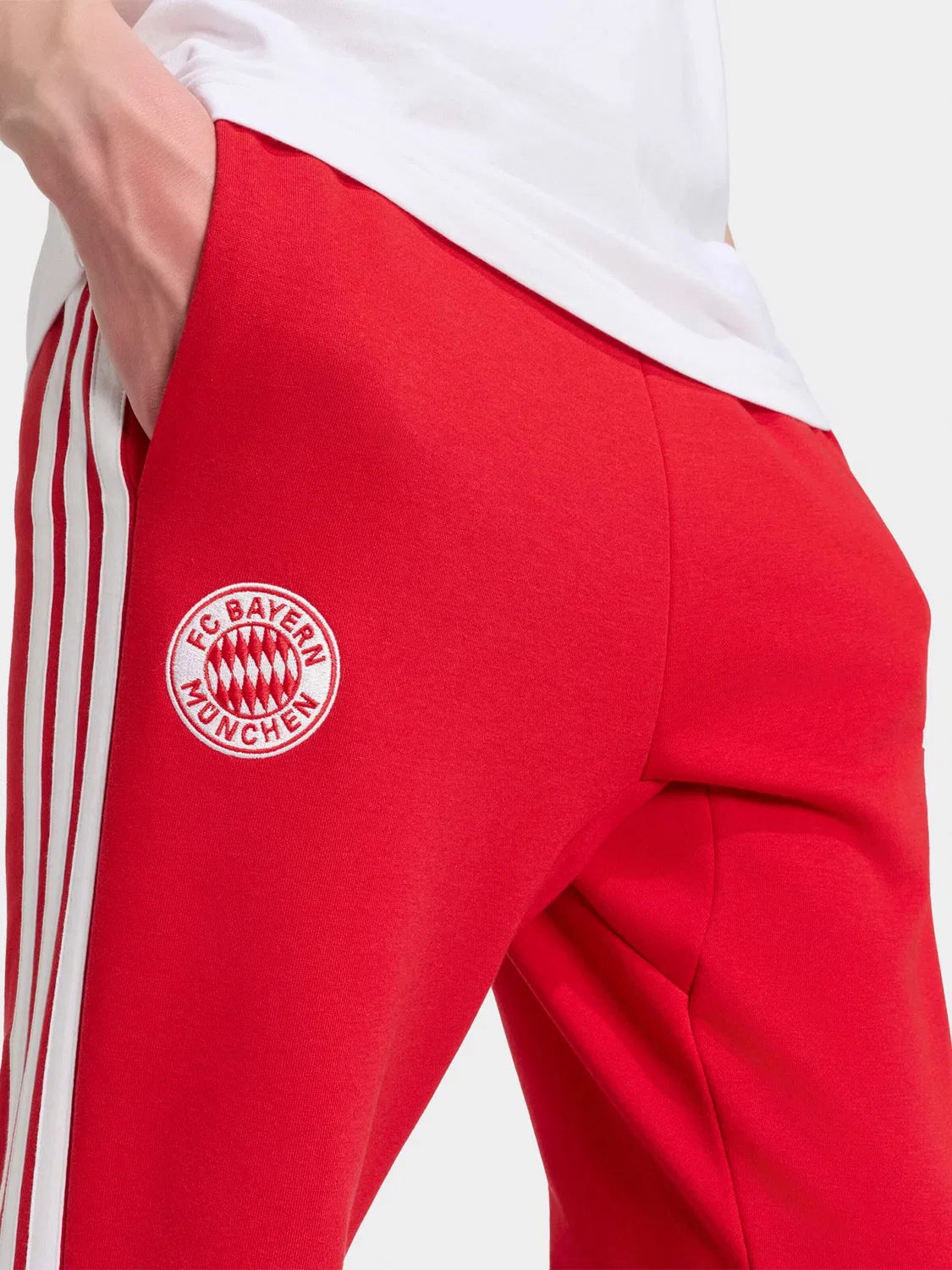 Спортивные брюки Adidas Performance Regular Workout Pants FCB DNA красного цвета — фото 2