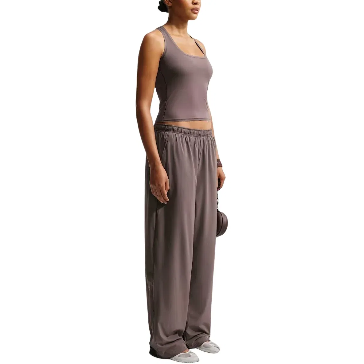 Женские брюки SKIMS Stretch Nylon Oversized Pants 'Resin' Nike, Resin — фото 2