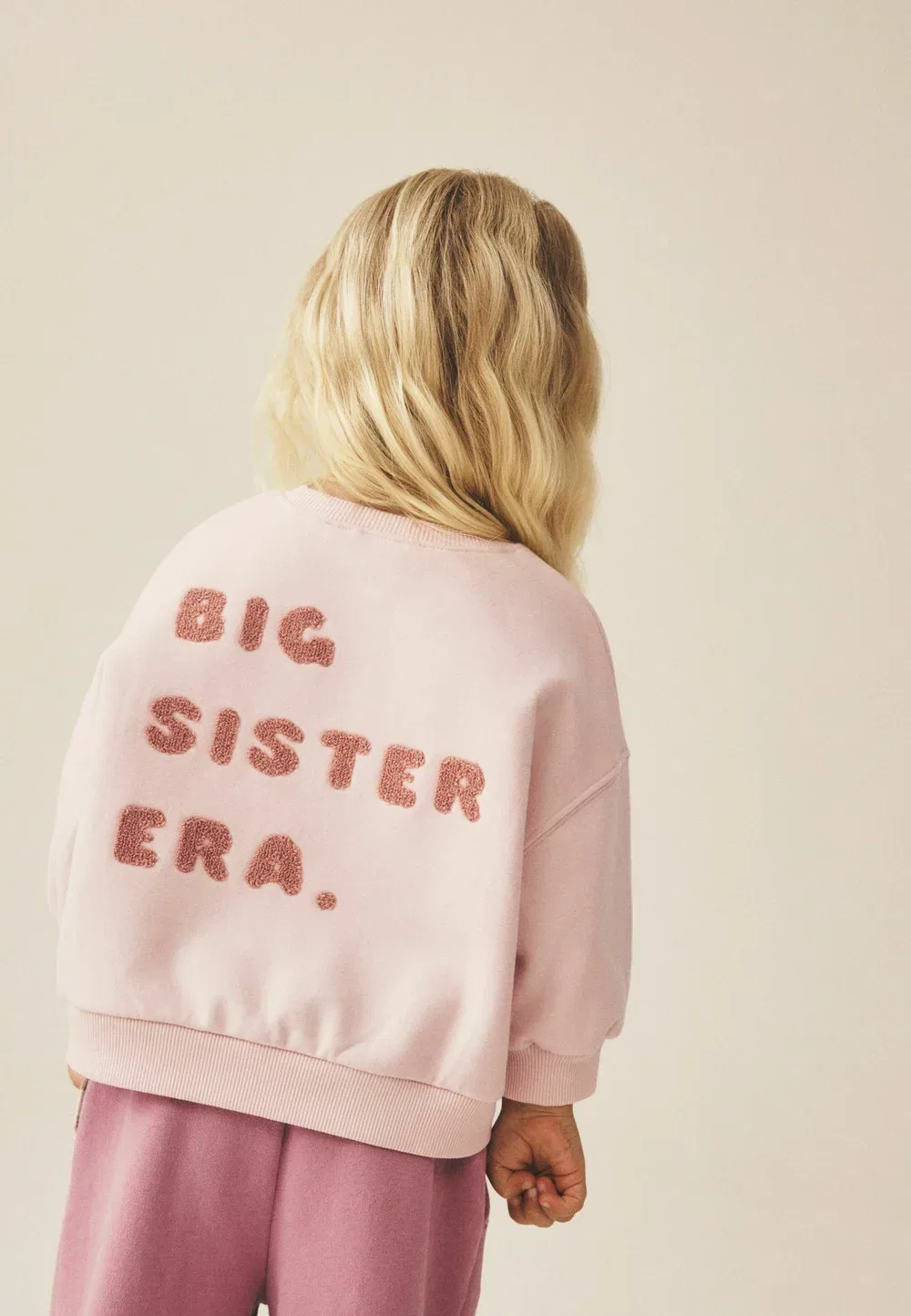 Толстовка с круглым вырезом, стандартного кроя Next, Cream Big Sister Era — фото 2