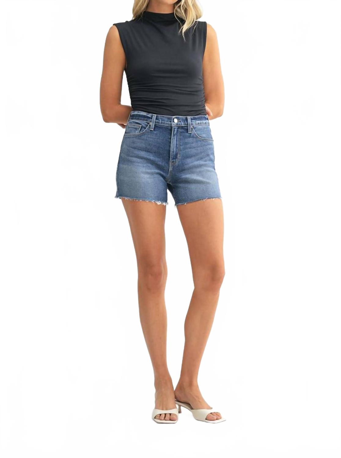 

Джинсовые шорты с высокой талией и разрезом в среднем оттенке денима JUST BLACK DENIM, Medium Denim