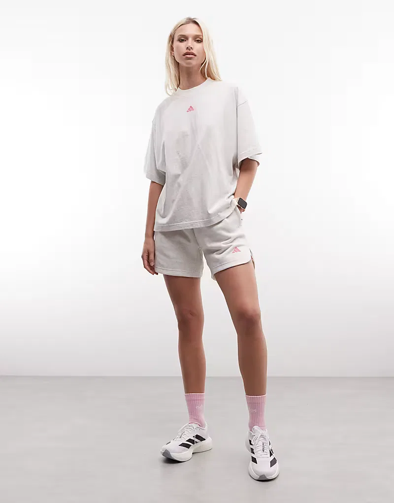 Графическая футболка Adidas Performance Three Stripes Studios в бело-розовых тонах — фото 3