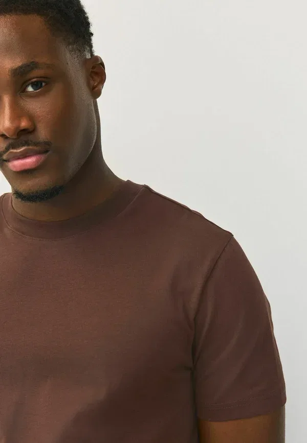 Футболка хлопковая Crew neck t-shirt Next, Brown Chocolate, коричневый/шоколадный — фото 4