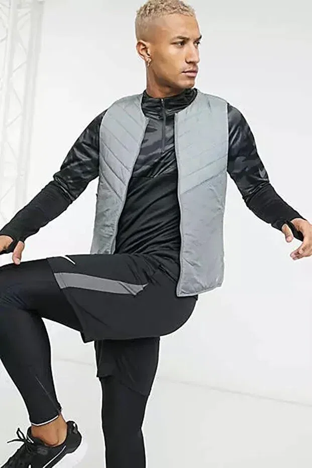 Мужской жилет без рукавов с принтом Running Aerolayer Insulated Gilet Convertible Into Reflective Bag Nike, Gray — фото 3