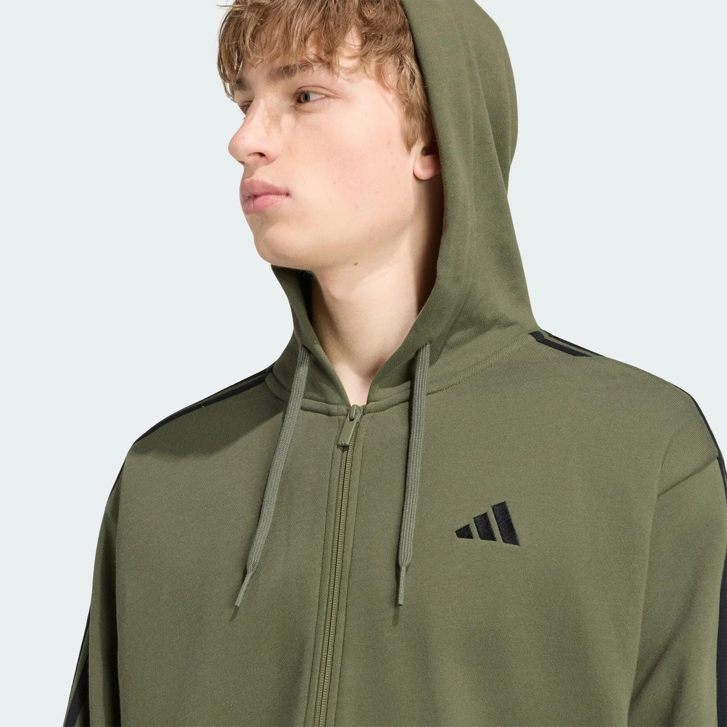 Мужское худи с принтом Essentials 3-Streifen French Terry Adidas, Olivgrun Schwarz — фото 4