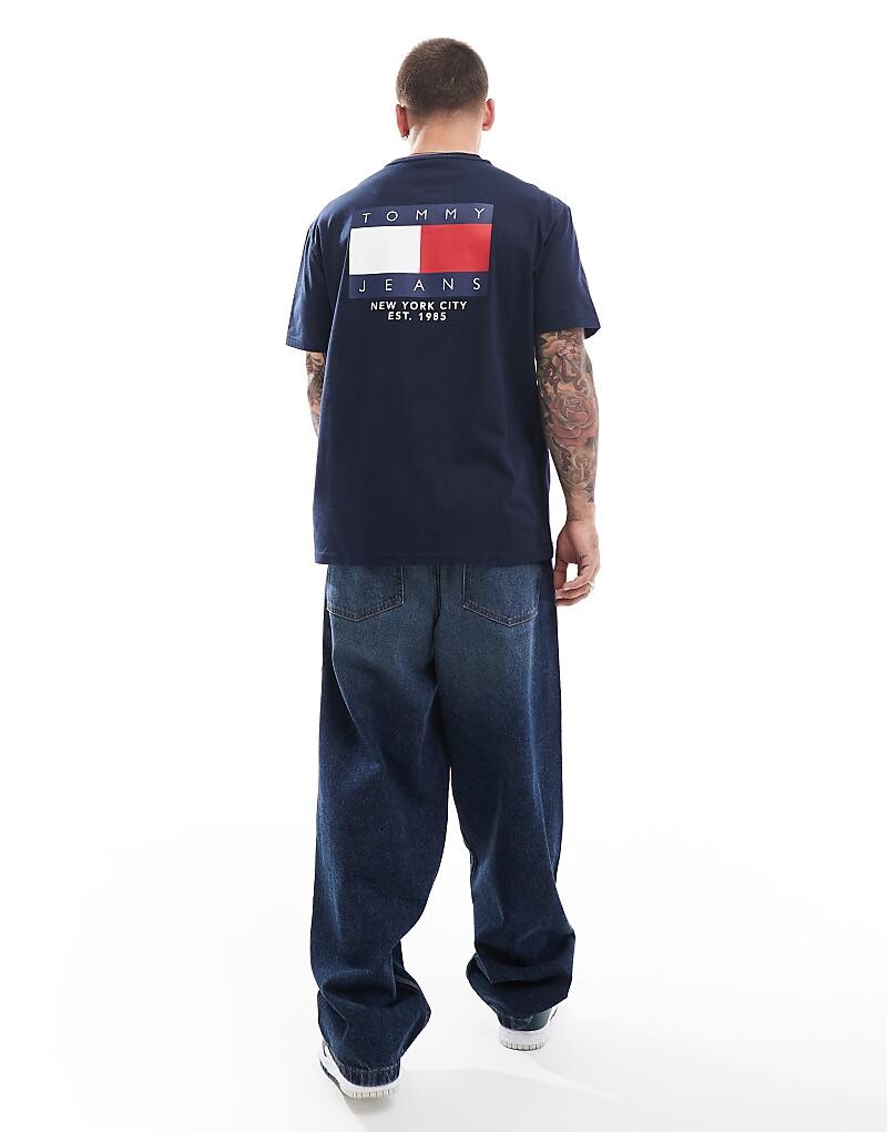 

Tommy Jeans – темно-синяя футболка с логотипом флага на спине